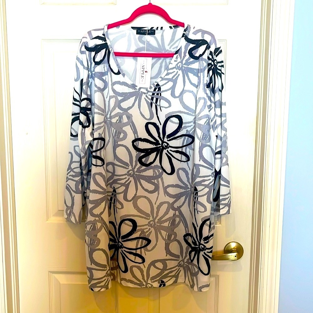 # NWT 4X Flower print tunic top w/pockets!